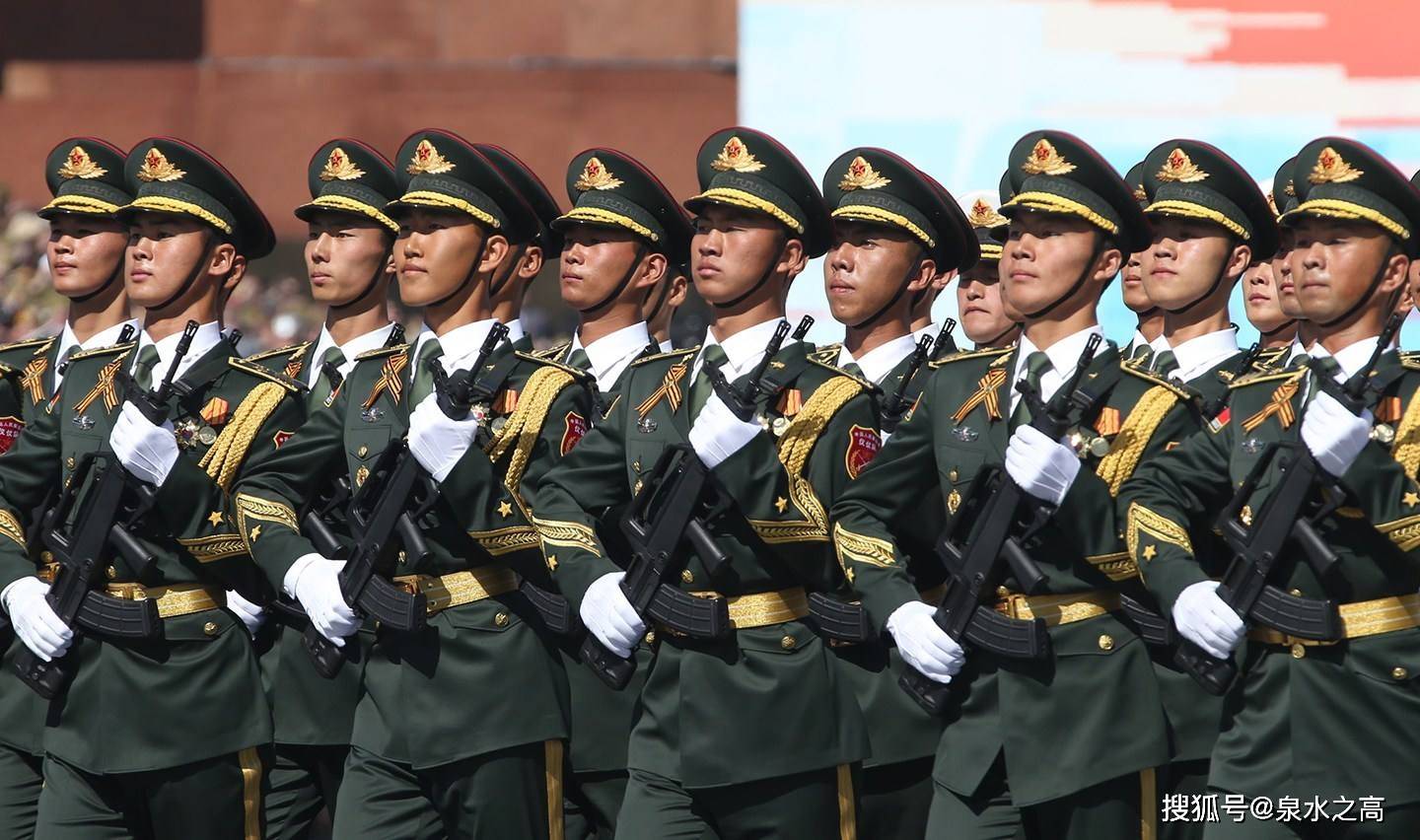 当地时间17日晚,莫斯科红场附近,中国人民解放军三军仪仗队惊喜现身