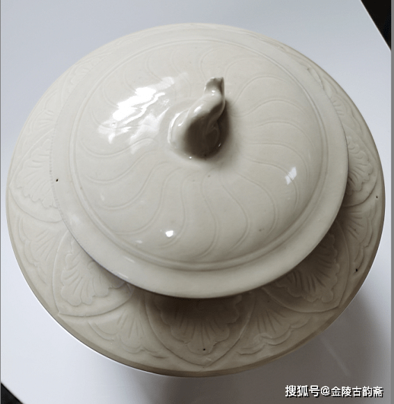 我的镇斋之宝37:宋定窑"尚食局"款白釉缠枝莲纹盖罐