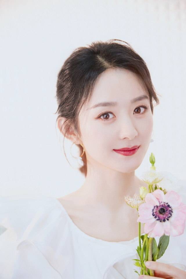 原创赵丽颖穿搭清新俏皮,手捧花束气质优雅,笑容甜美惹人爱