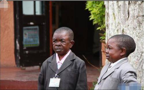 原创非洲最袖珍的原始部落身高不超过1米5八岁就已长大成人