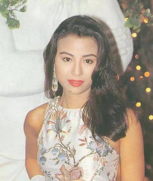 那时的钟甄虽然还比较小,但她的身材却非常婀娜多姿,在王晶看来,她是