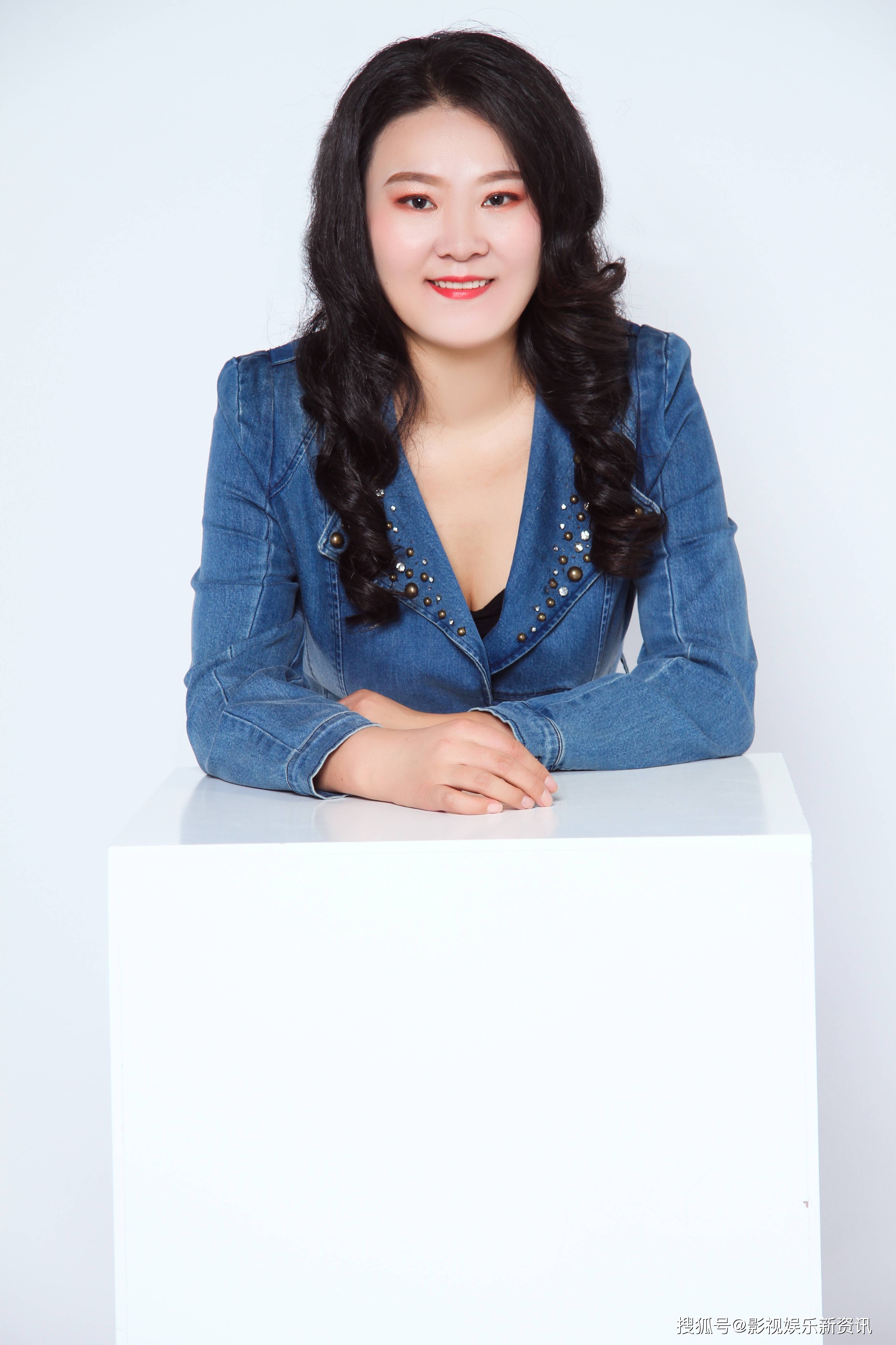 2019年荣获青年模特才艺大赛优秀奖,近年一直给多家服饰公司代言.