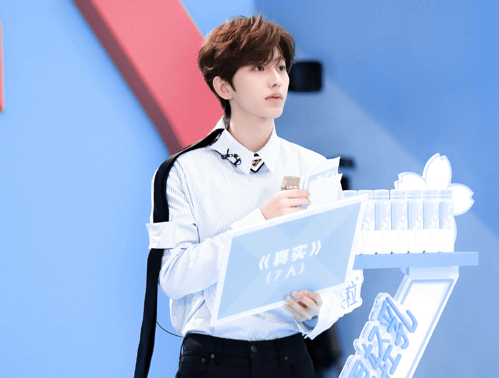 黄明昊关注《青2》,呼叫蔡徐坤去《冲浪店》,乔欣被激起保护欲_手机