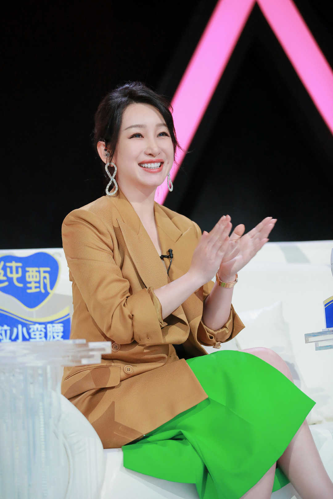 原创秦海璐真是气质女神,穿印花外套搭配蕾丝元素吊带,气场十足