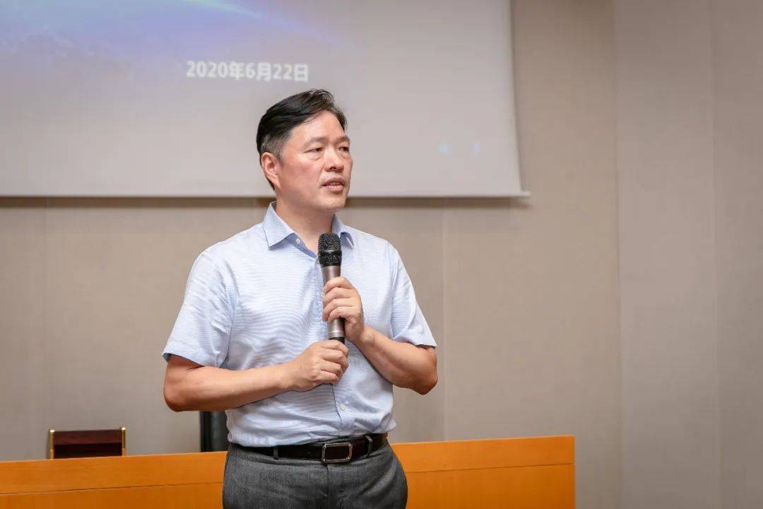 步步高集团高级副总裁兼超市事业部ceo王湘杰主持了会议