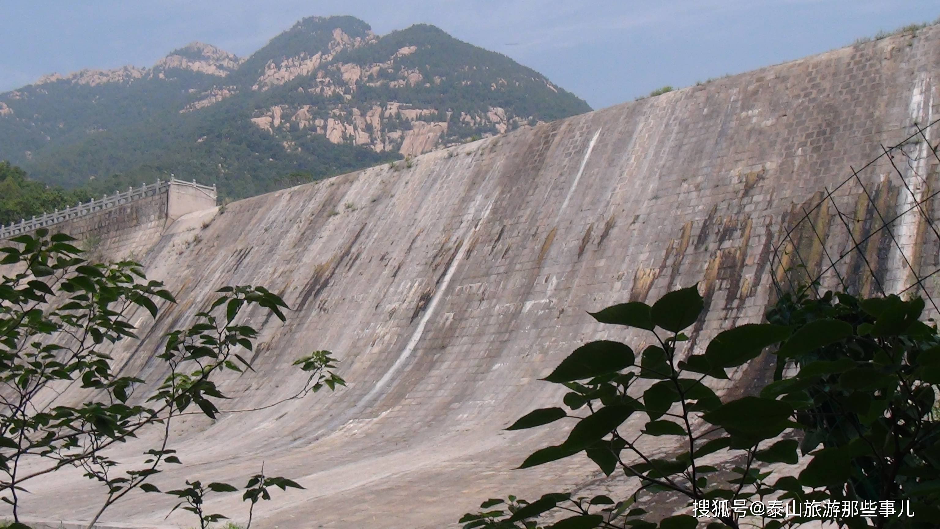 泰安著名景点,在泰山脚下,竟是日本人干的"好事",景美!免费_龙潭水库