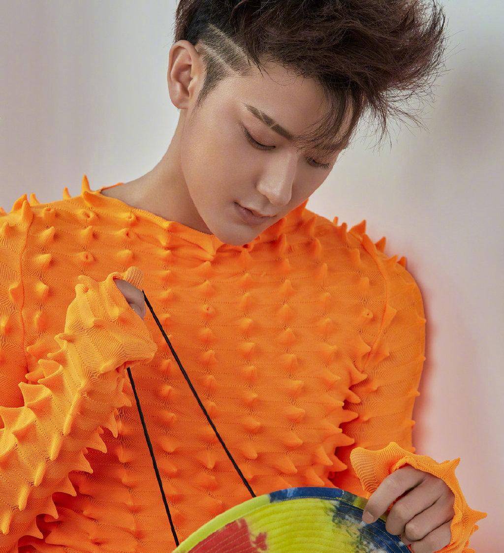 原创《创造营》毒舌教练黄子韬,化"断眉妆"帅气撩妹,太有范了