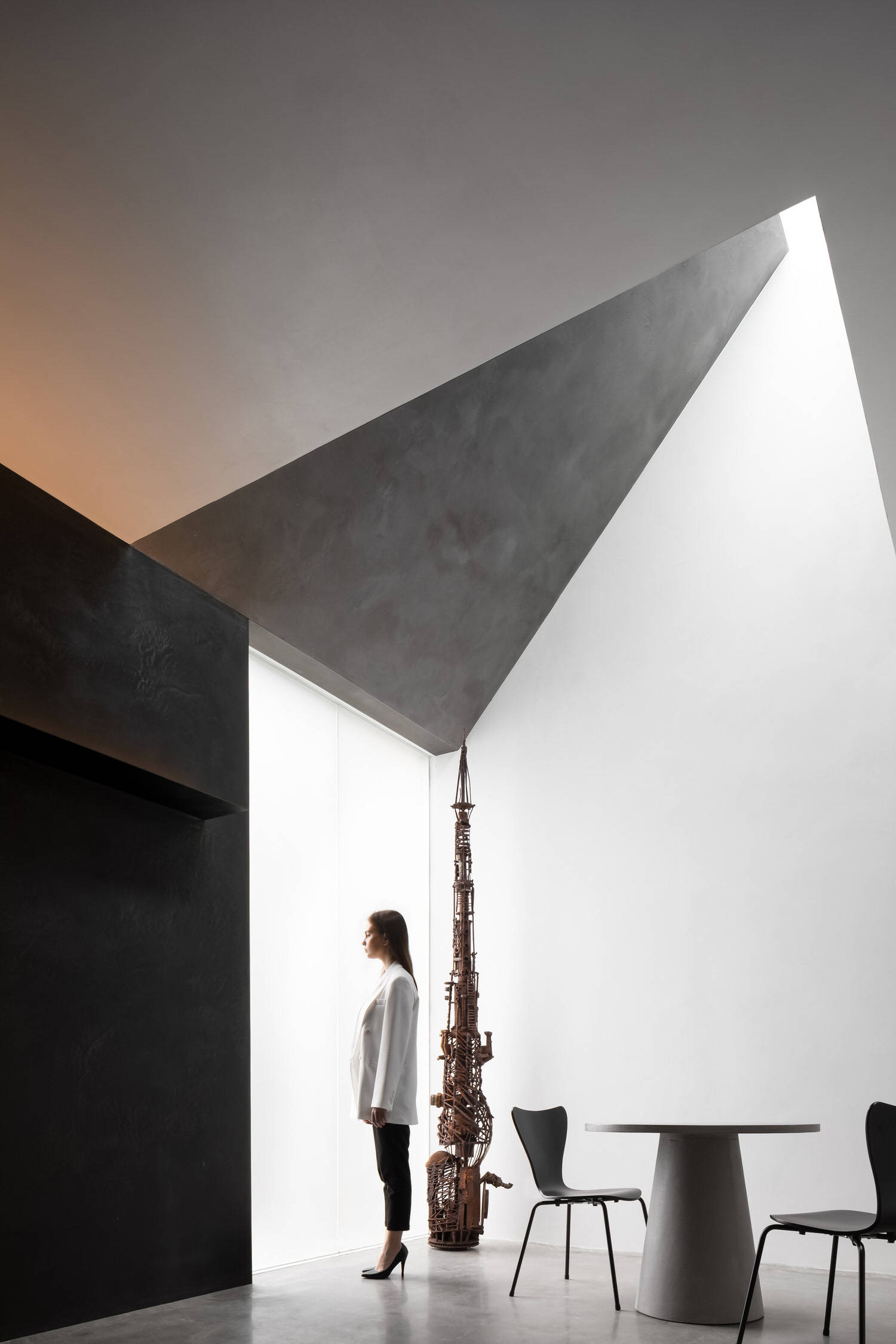 光与暗并存,与世隔绝的艺术空间设计