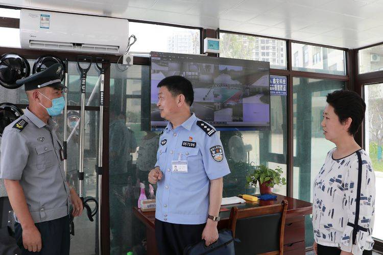 许昌市公安局东城分局局长王明君深入小区和学校开展大走访