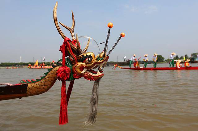 端午节是外村龙船来小洲探亲访友的日子,一大早小洲码头已经热闹非凡