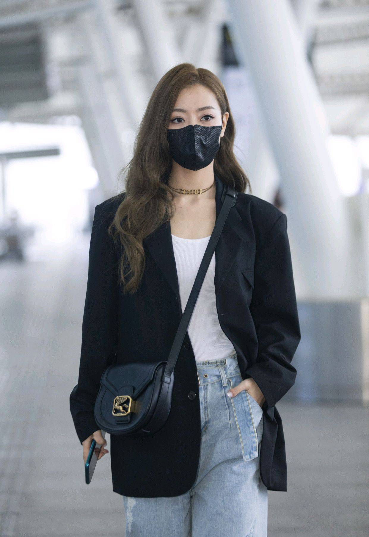 白冰穿西装走机场,真是越来越时髦了,哪怕戴口罩都透露着时尚感