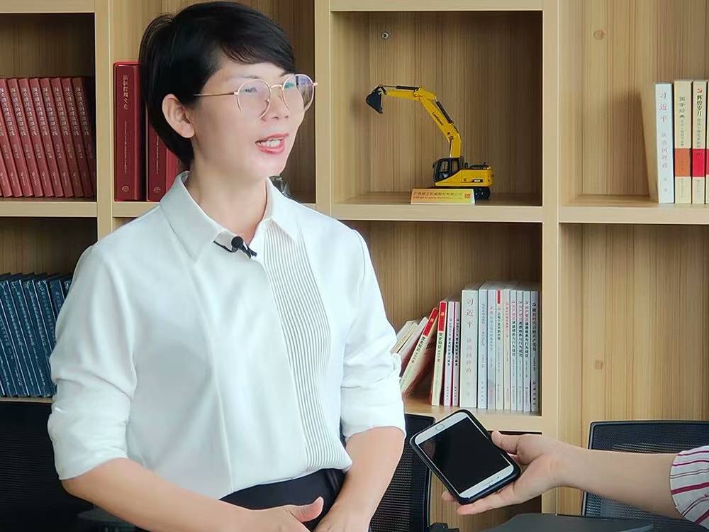 记者采访蒋爱兵律师