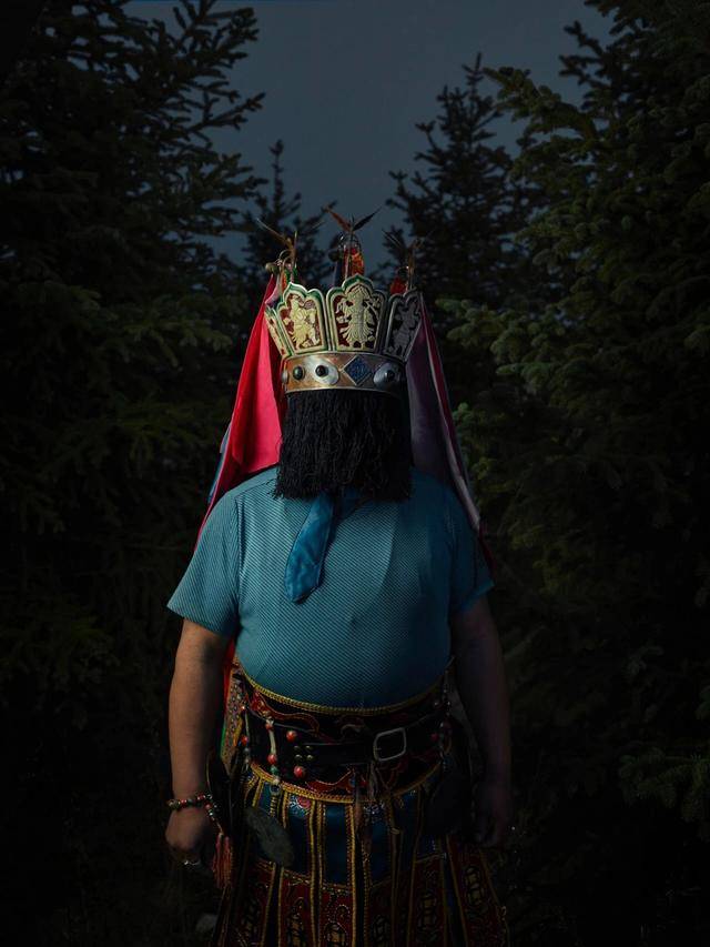 画面中的人物形象,来自于中国北方少数民族的原始宗教,萨满教的巫师