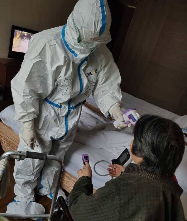 疫情就是命令,责任重于泰山:"90后"女医生守岗感动老年人