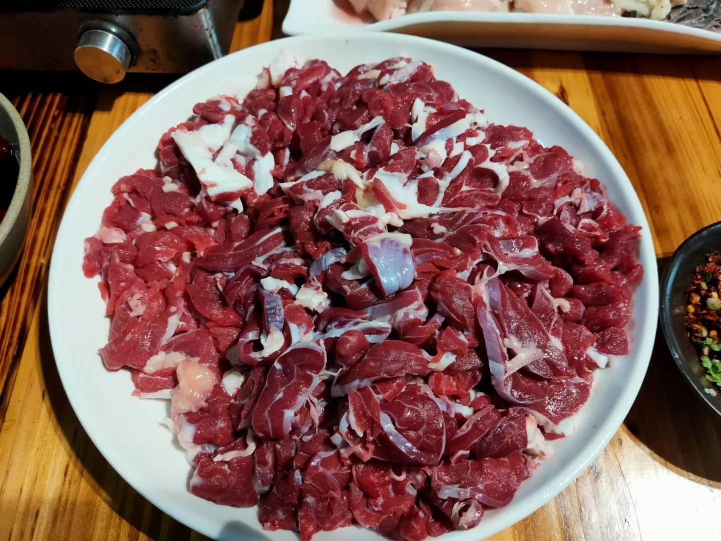 在贵州苗寨做客,品贵州黄牛肉,生吃牛血,体验茹毛饮血的生活