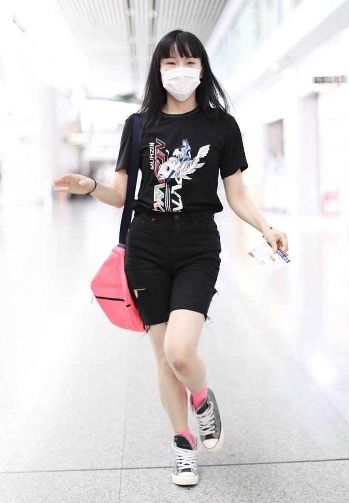 乘疯破浪的姐姐黄龄机场大跳女团毫无包袱