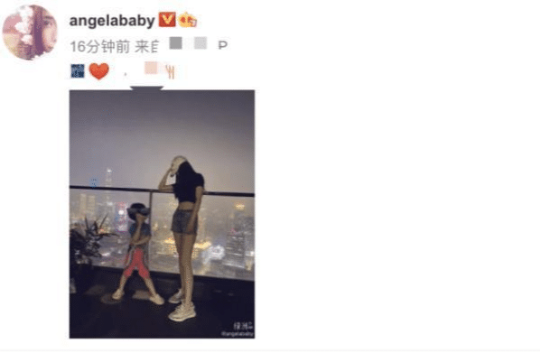 angelababy晒与小海绵合照,3岁小海绵长得很高,已经到妈妈腰部