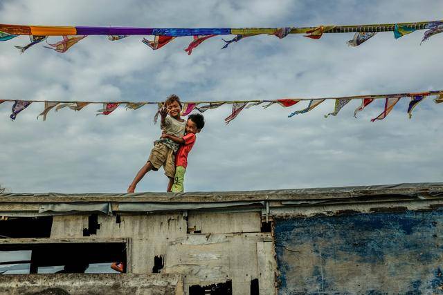 巴瑶族的孩子们讨要钱财