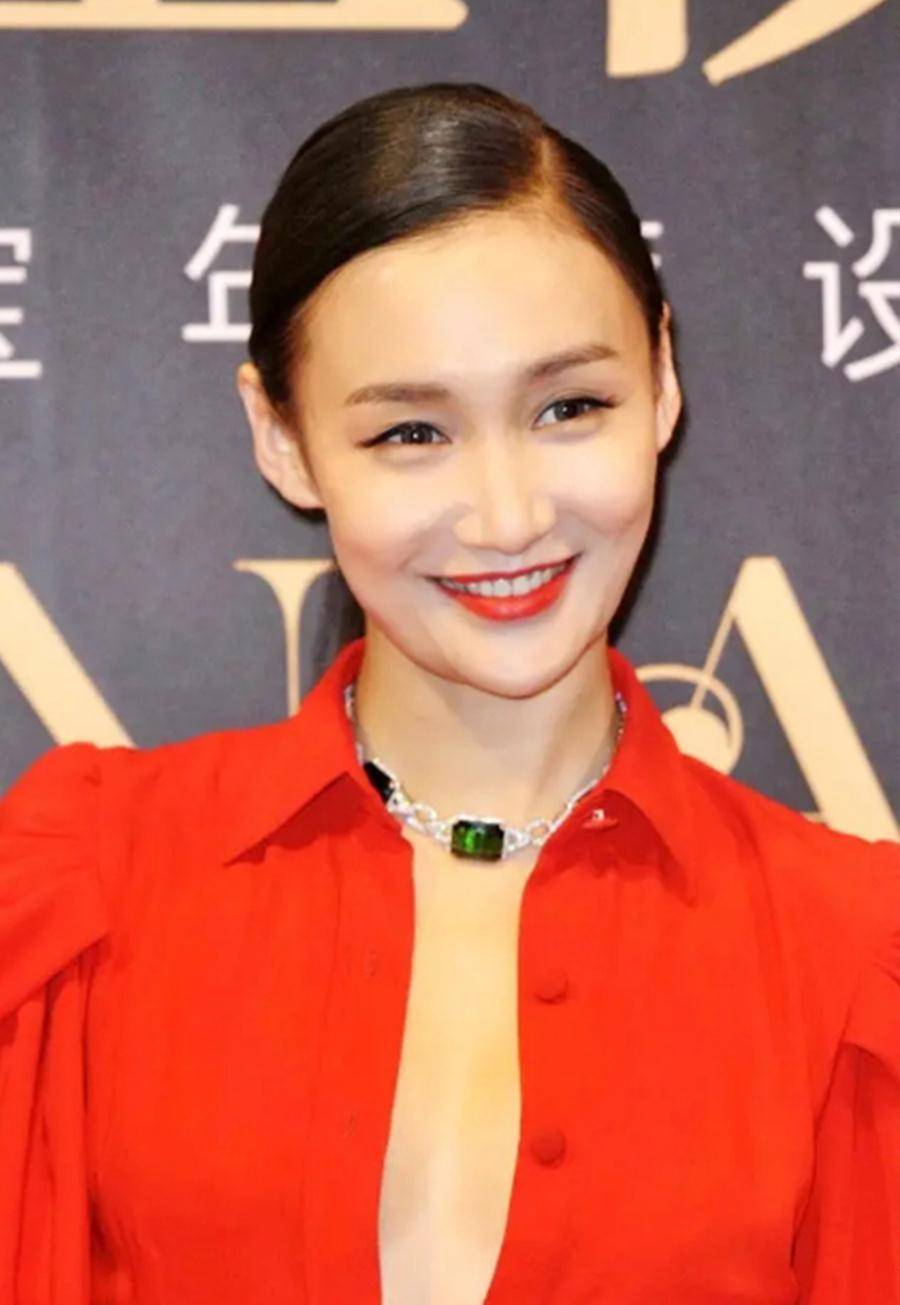 原创牛萌萌参加活动,穿衬衫裙只系仨扣,腰部无意勒出褶子,效果意外