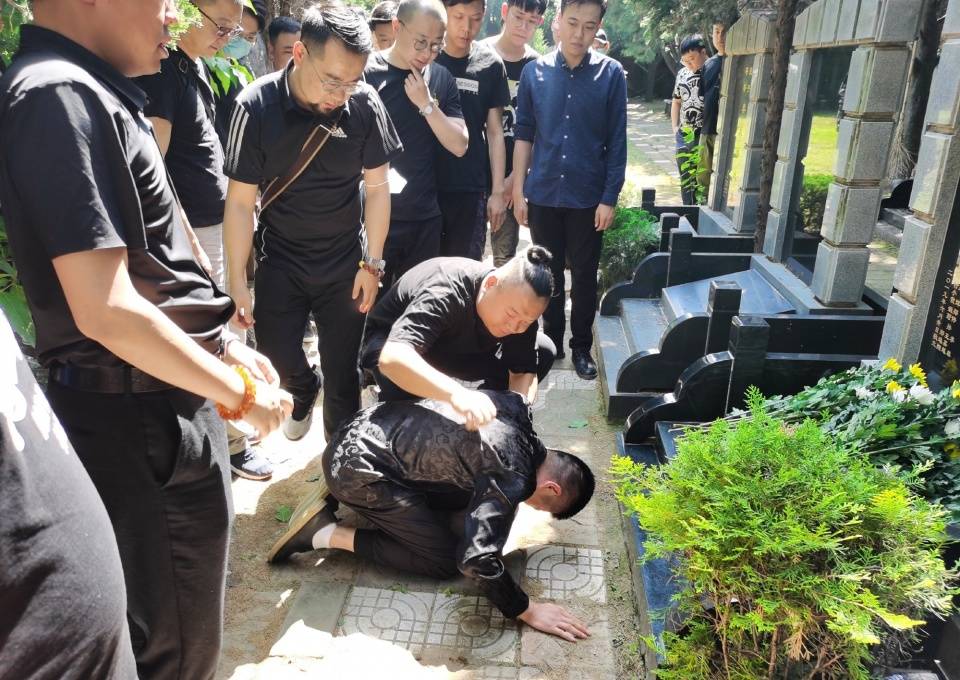 原创郭德纲写诗悼念恩师,苗阜在师父坟前磕头,都是好人为何不能团结