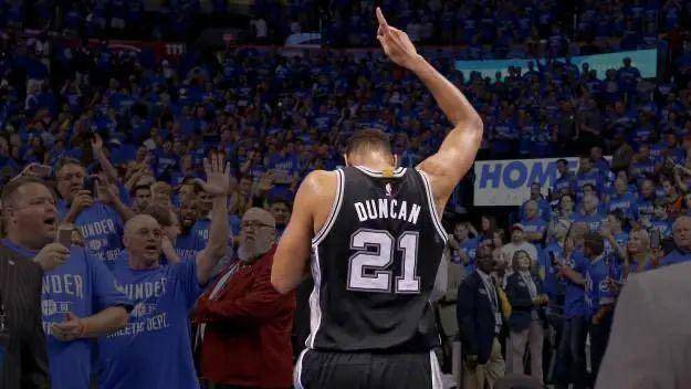 nba巨星无力回天时有多无奈?邓肯愤怒拍地板,科比湿润了眼眶