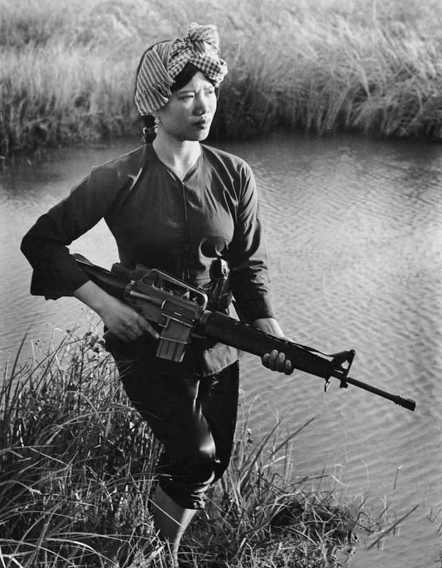 直击越战女兵图3俘虏美军飞行员引起美国震动图9全身挂满手雷