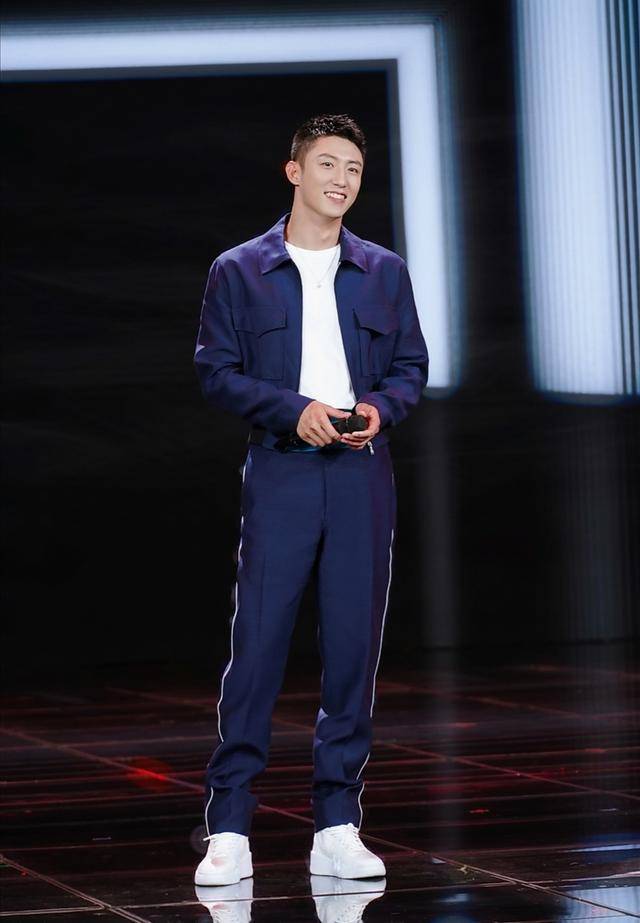 187cm黄景瑜帅气造型,与192cm惠若琪同框,身高不够气质"补救"