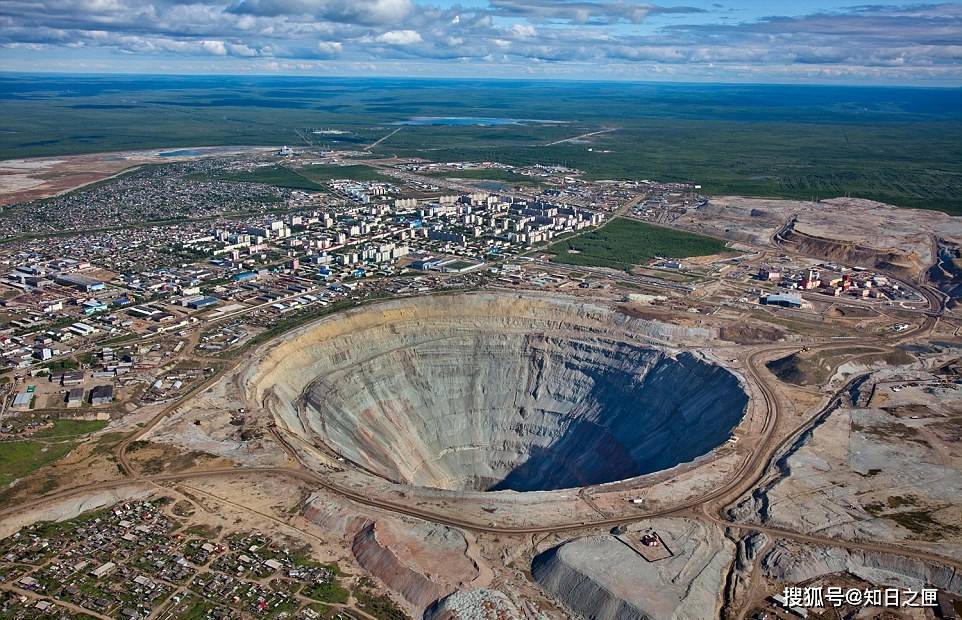 不然可能直接到另一个世界了!地球上惊人的大洞!