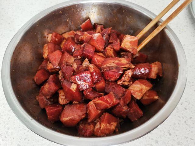 3,来看看包粽子的 肉是怎样腌制的