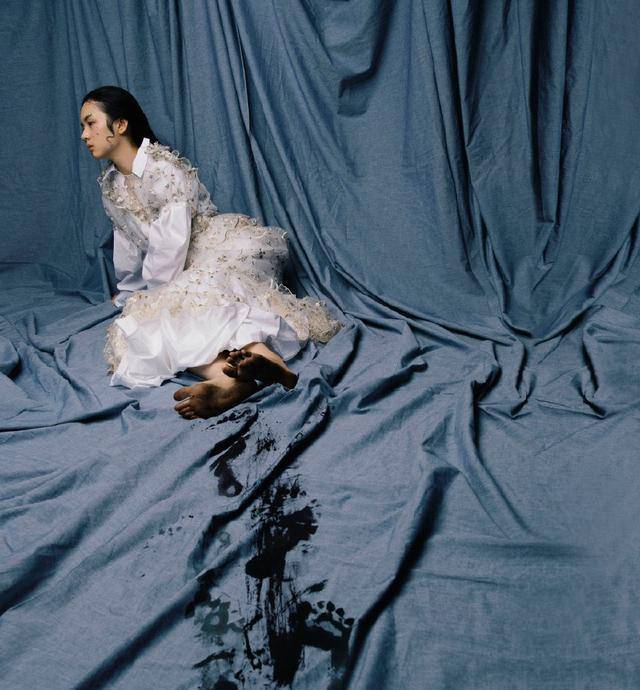 原创《少年的你》中她是魏莱,今穿挂脖上衣配纱裙,刘海看得人想笑