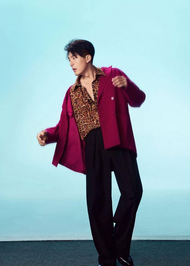 吕子乔这气场绝了穿豹纹衬衫配玫红色西装霸气搞怪