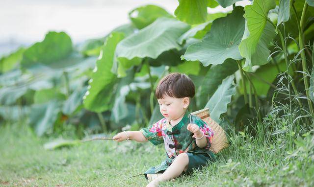 "小娃撑小艇,偷采白莲回"