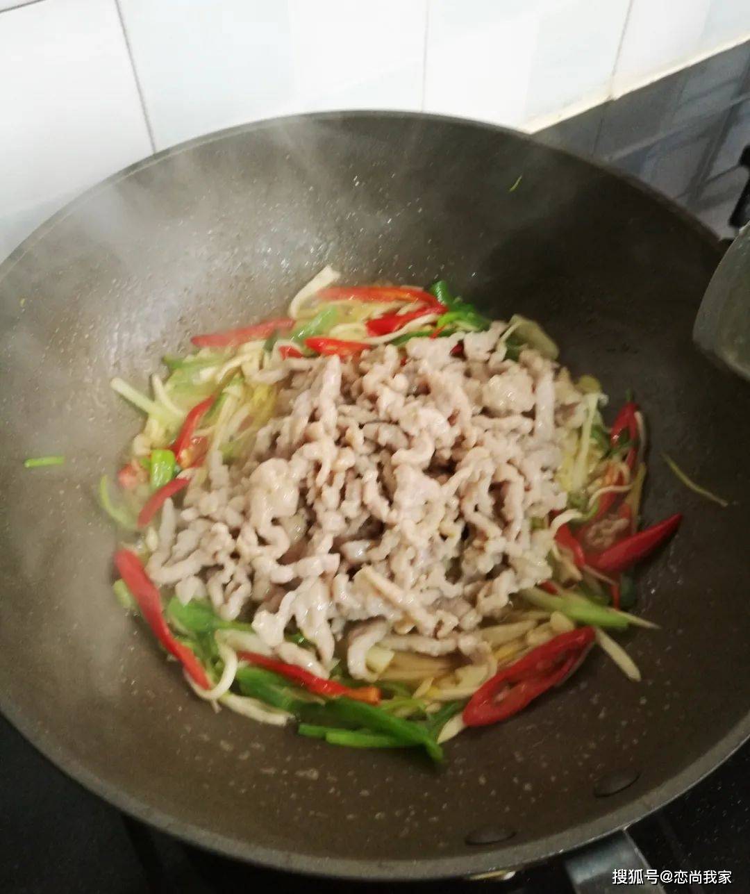 原創炒肉絲怎麼炒才嫩滑不粘鍋,做個杏鮑菇青紅辣椒炒肉絲好下飯!