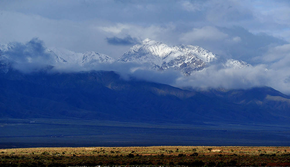 甘肃阿克塞雨后祁连山云雾缭绕_酒泉市