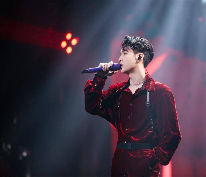 张艺兴真有实力!敢在舞台上喝酒弹琴还唱歌!这效果真棒!