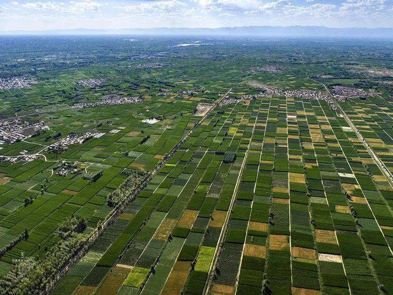 巍峨阴山,绵延耸立,隔阻了自蒙古高原南下的冷空气,造就后套平原云雨