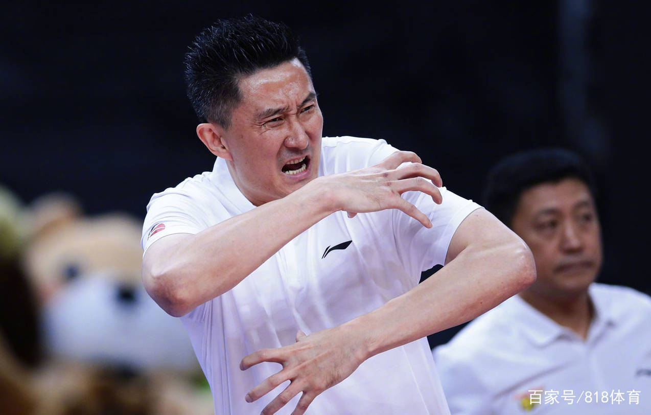 阿日你能不能硬一点!曾繁日篮下被血帽,杜锋气得大骂,易建联捂脸