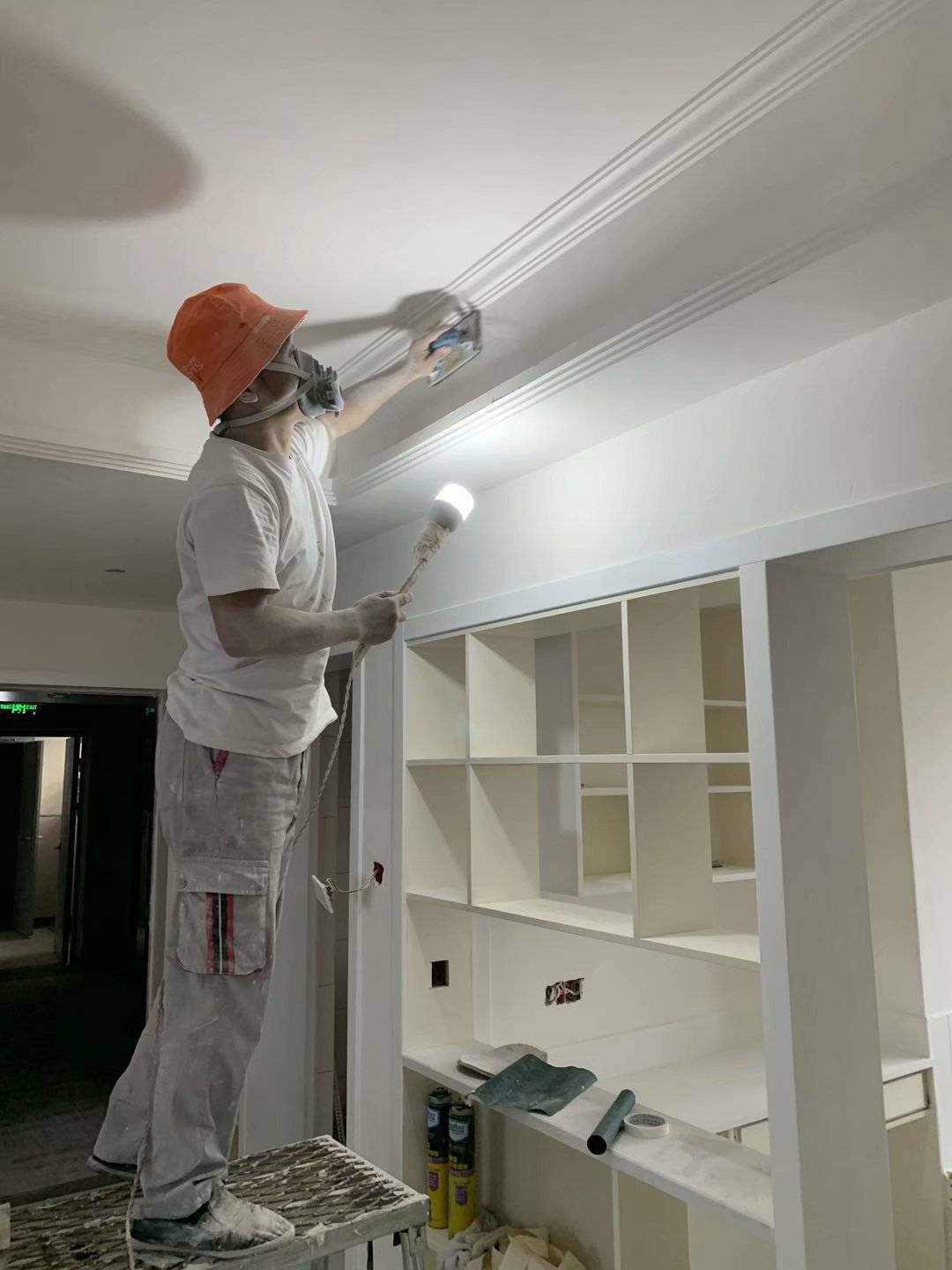 合肥贡园实景,施工跟踪,乳胶漆墙面用1千瓦太阳灯照,您家这样做了吗?