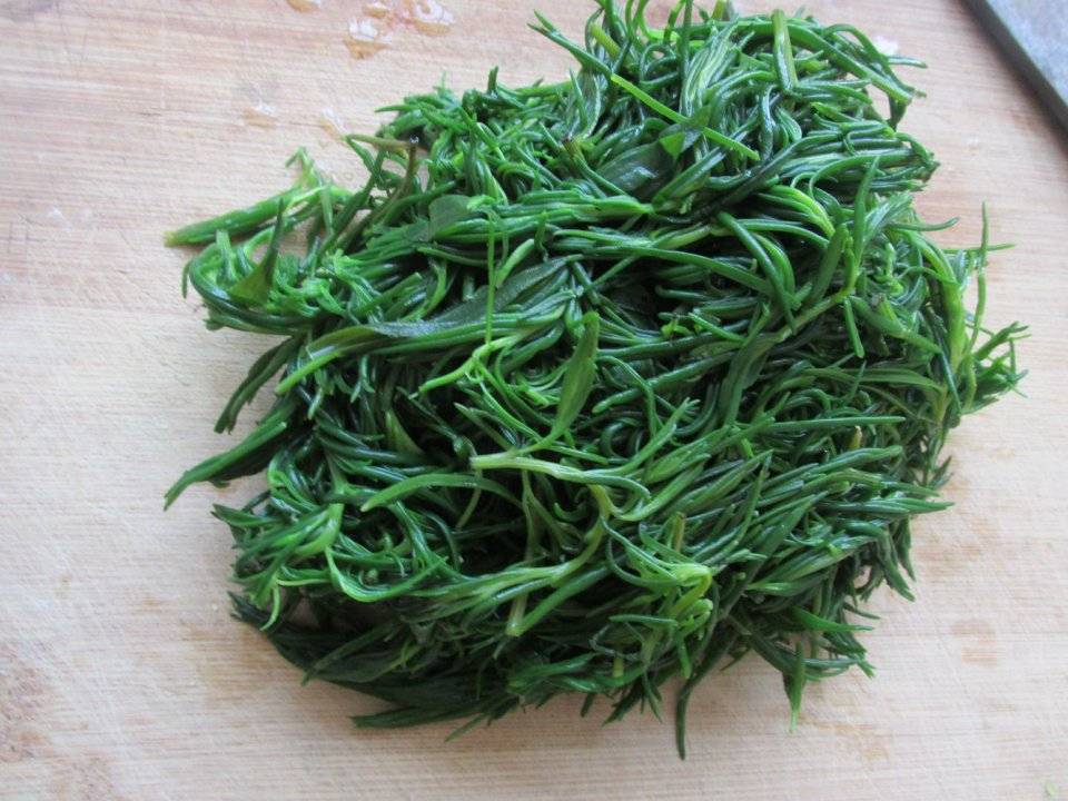第二步:锅里烧开水,把黄须菜放到锅里汆烫发绿捞出,放到冷水中过凉.
