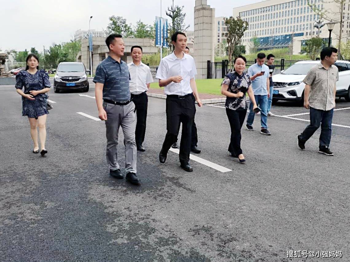 宜宾市副市长张健调研宜宾格莱特科技有限公司生产经营发展工作