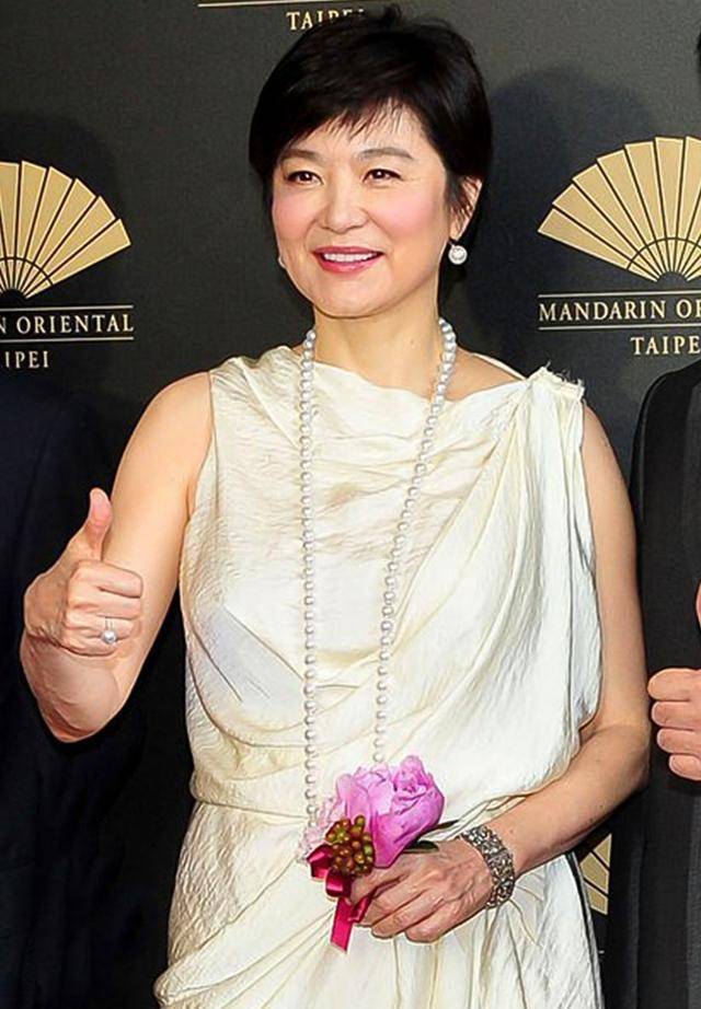 林青霞真老了穿白裙身材明显发福手上的青筋完全暴露年龄