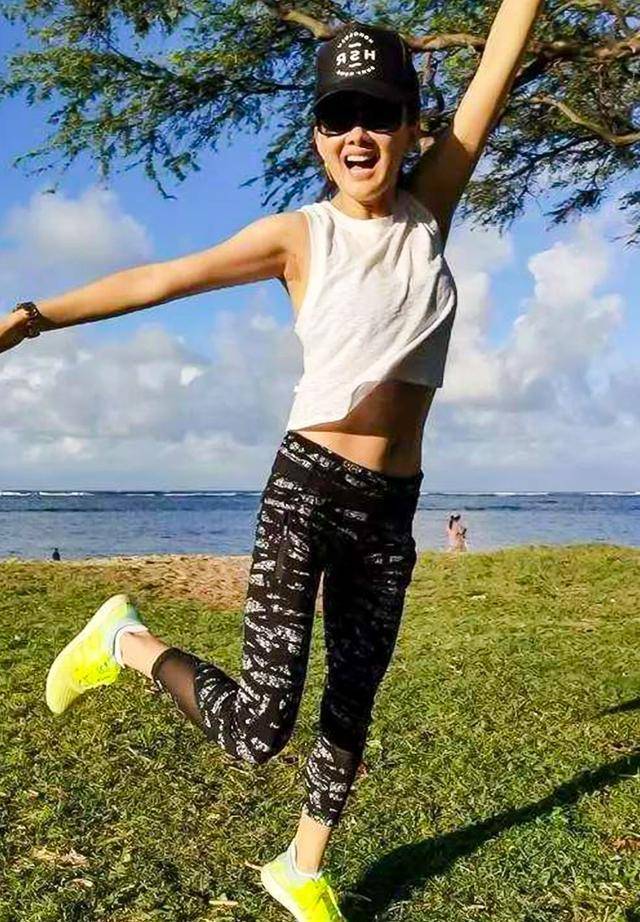 著名小品演员牛莉太狠了穿白背心竟露出马甲线这身材哪像46岁