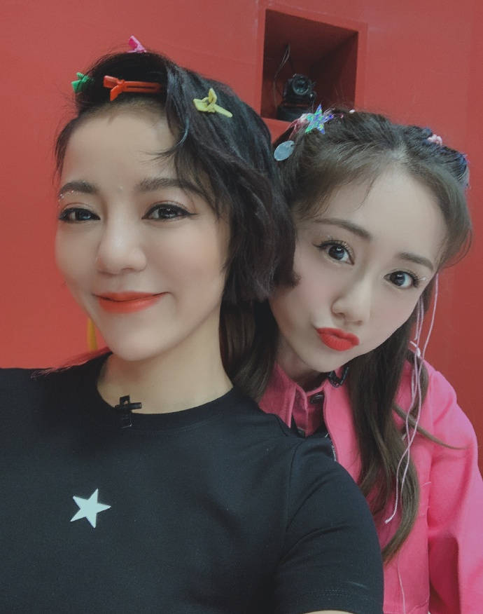 丁当晒《艾瑞巴迪》组合照 发长文告白六位组员