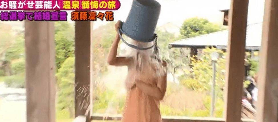 日本高人气综艺,女艺人在温泉中出镜,为收视率"自残"浇冰水
