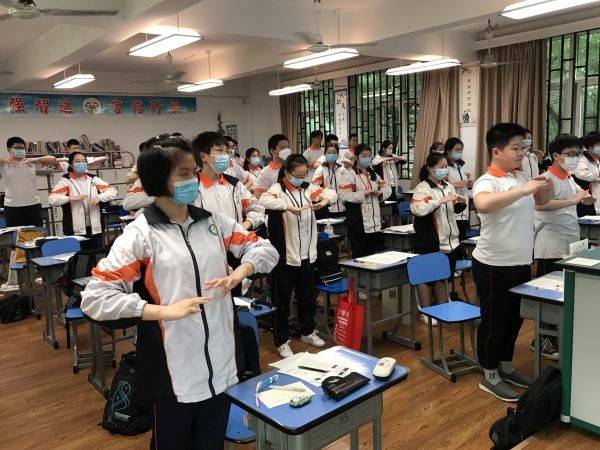 武汉初3毕业生课间做八段锦,健身解压欢乐一举三得