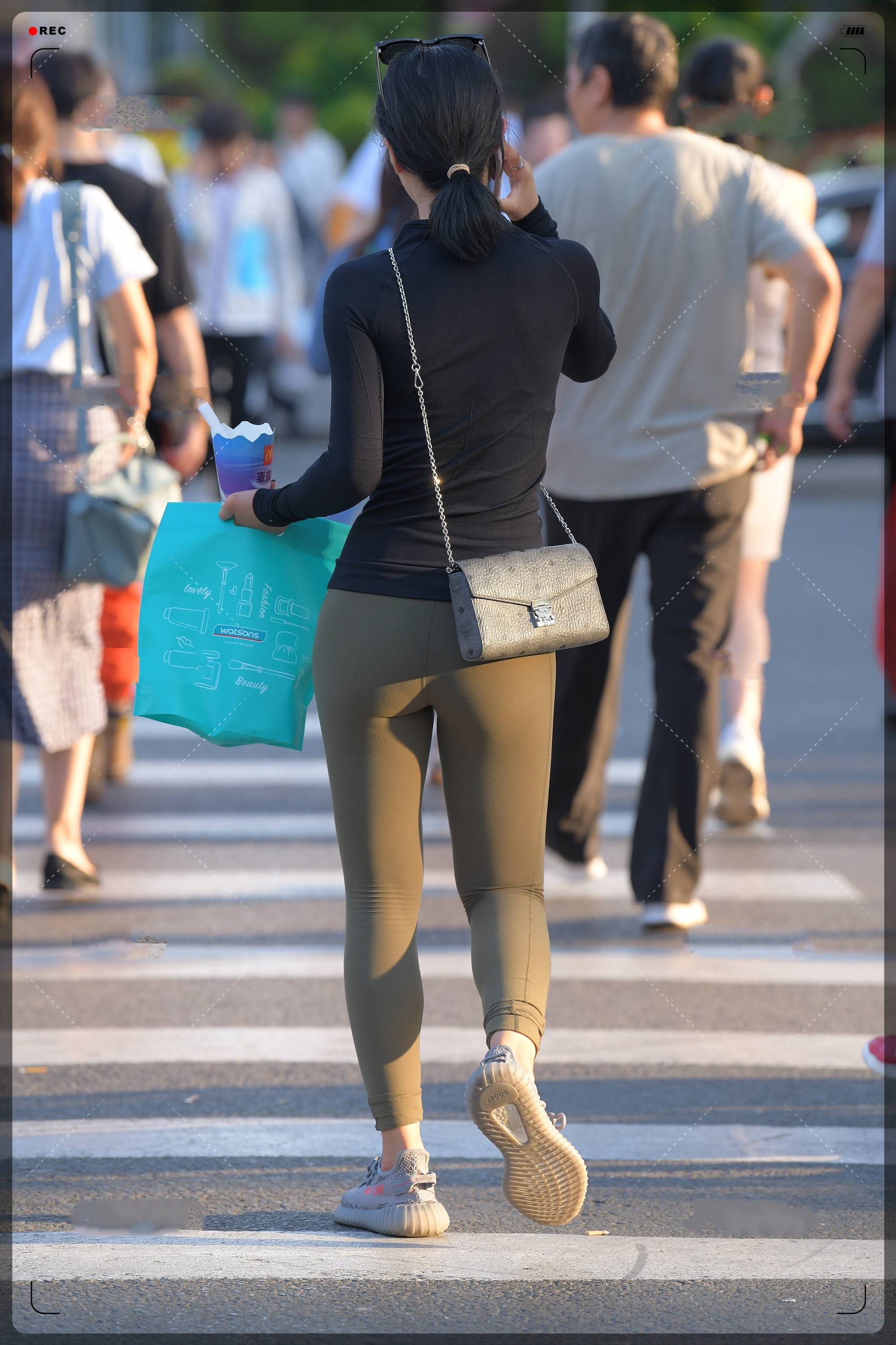 紧身衣搭配紧身裤,自信又高级,穿出新风格