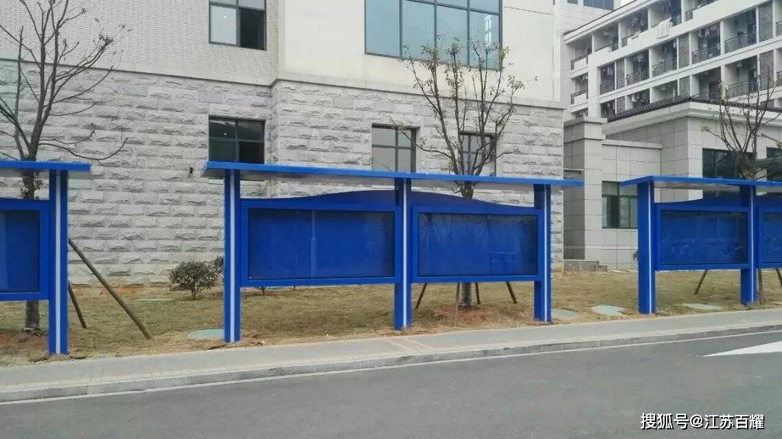 款式各异的户外宣传栏