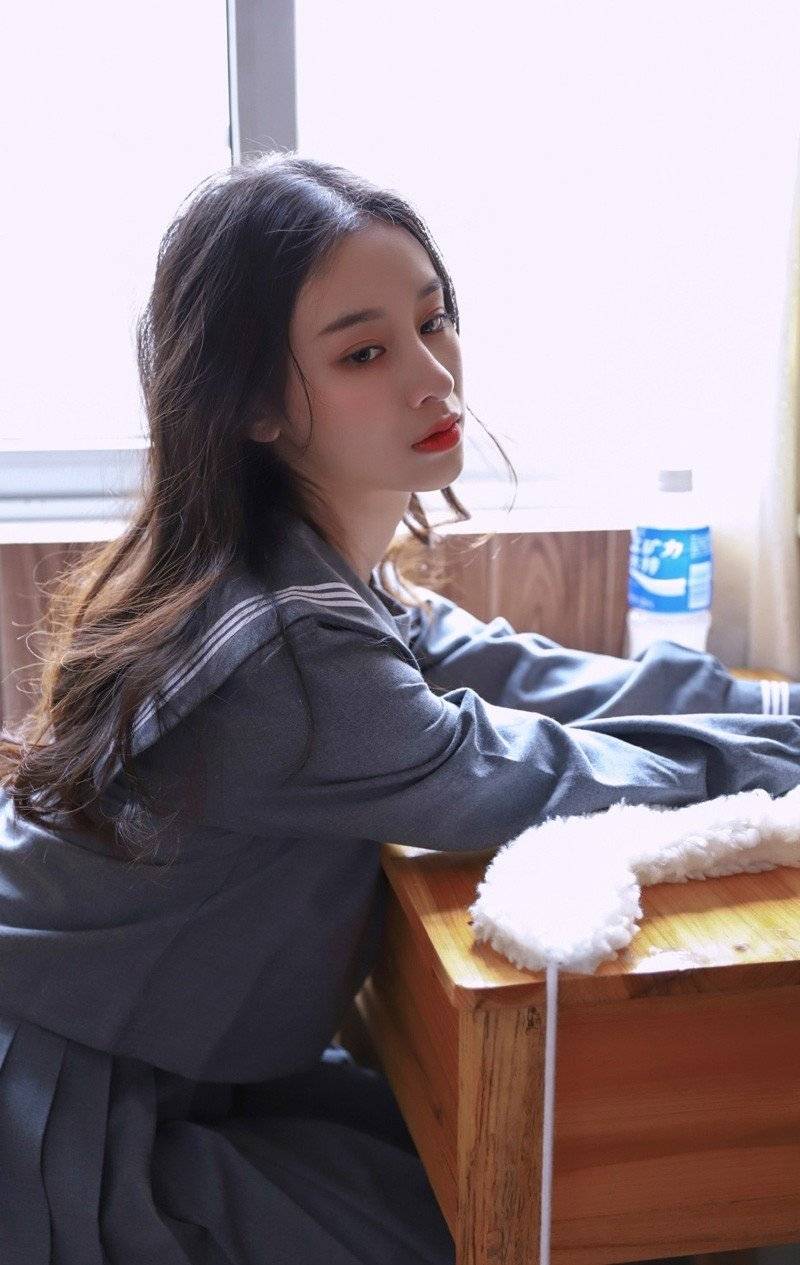 美图分享:教室里的jk制服女生,青春气息十足又有一丝慵懒