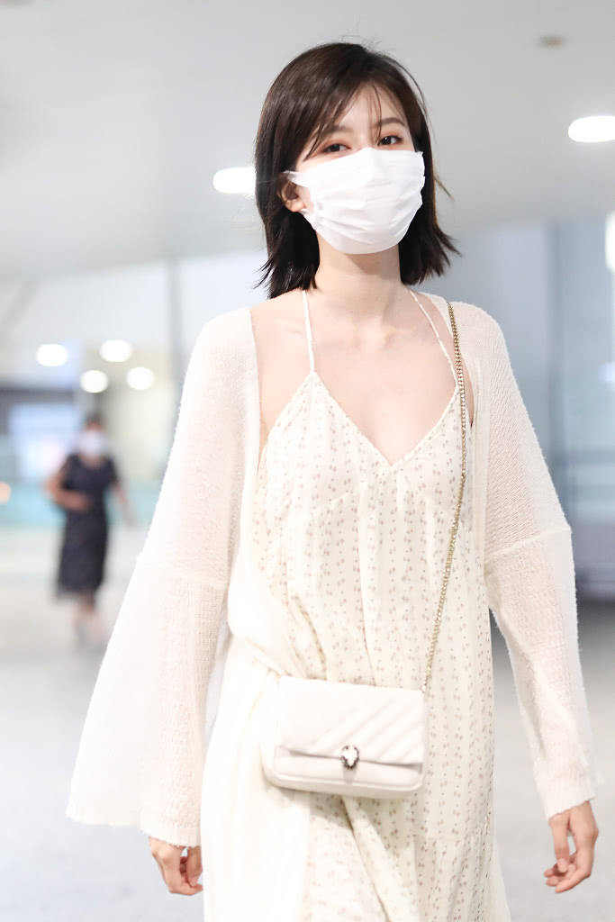 乔欣穿白色碎花吊带裙现身,露香肩秀锁骨清凉一夏