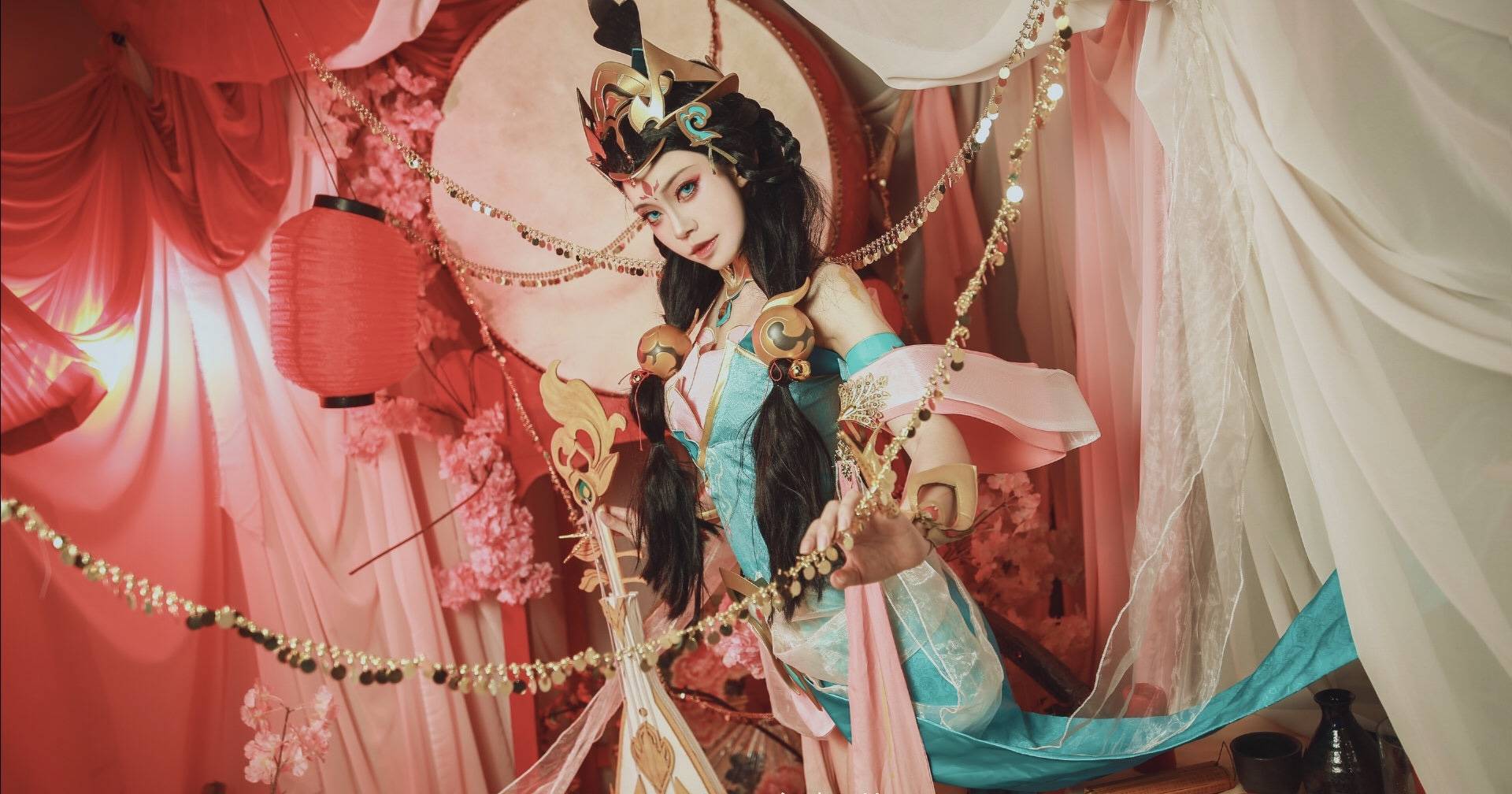 羞花美人杨玉环cos,这腿上画的什么呀?